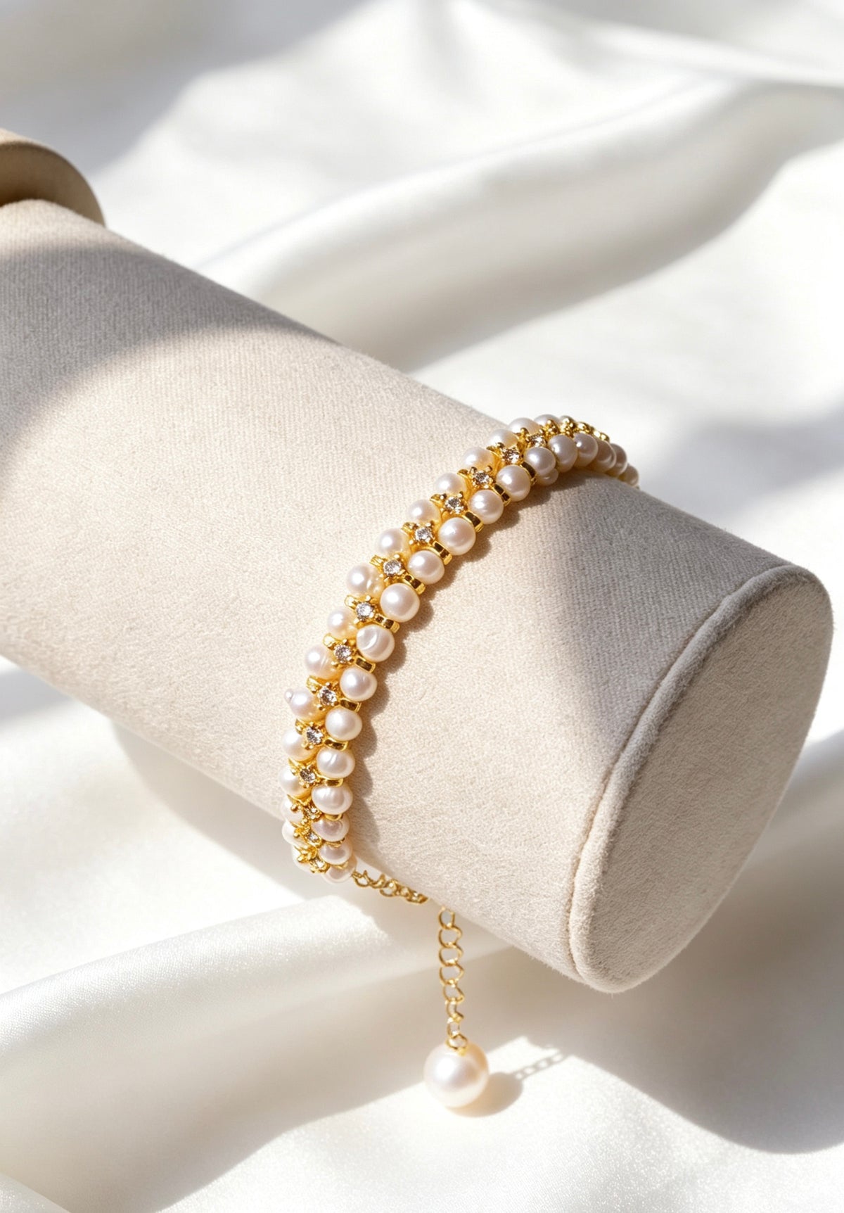 Pulsera de perlas de agua dulce con circonitas | Baño de oro de 14K, hecha a mano