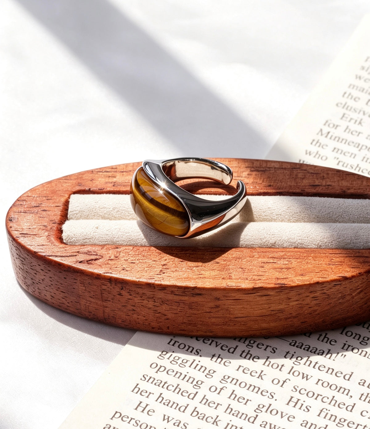 Anillo abierto de ojo de tigre bañado en plata | Diseño escultural