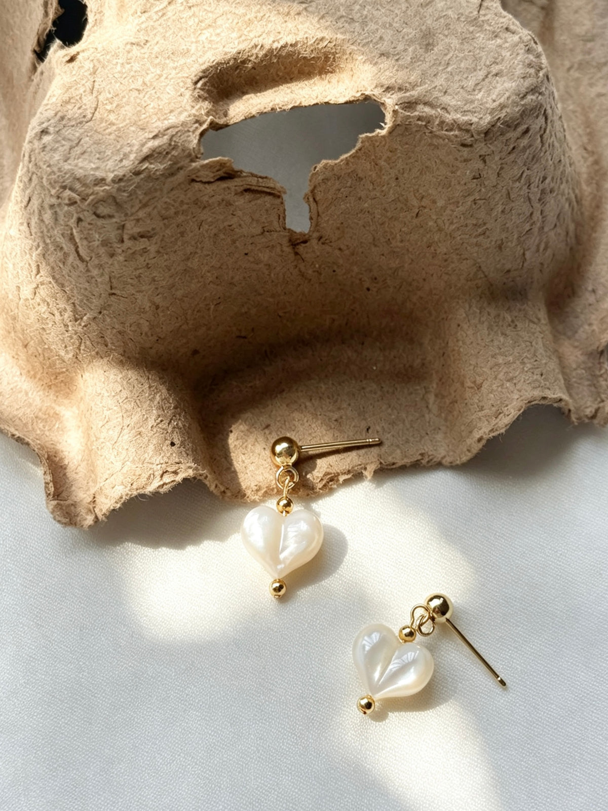 Pendientes de corazón en nácar | Baño de oro de 14K, plata S925