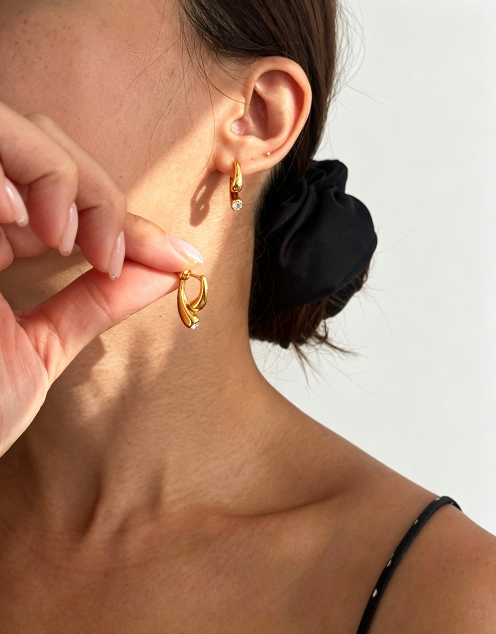 Pendientes de doble capa con baño de oro de 18K y circonitas | Diseño escultural