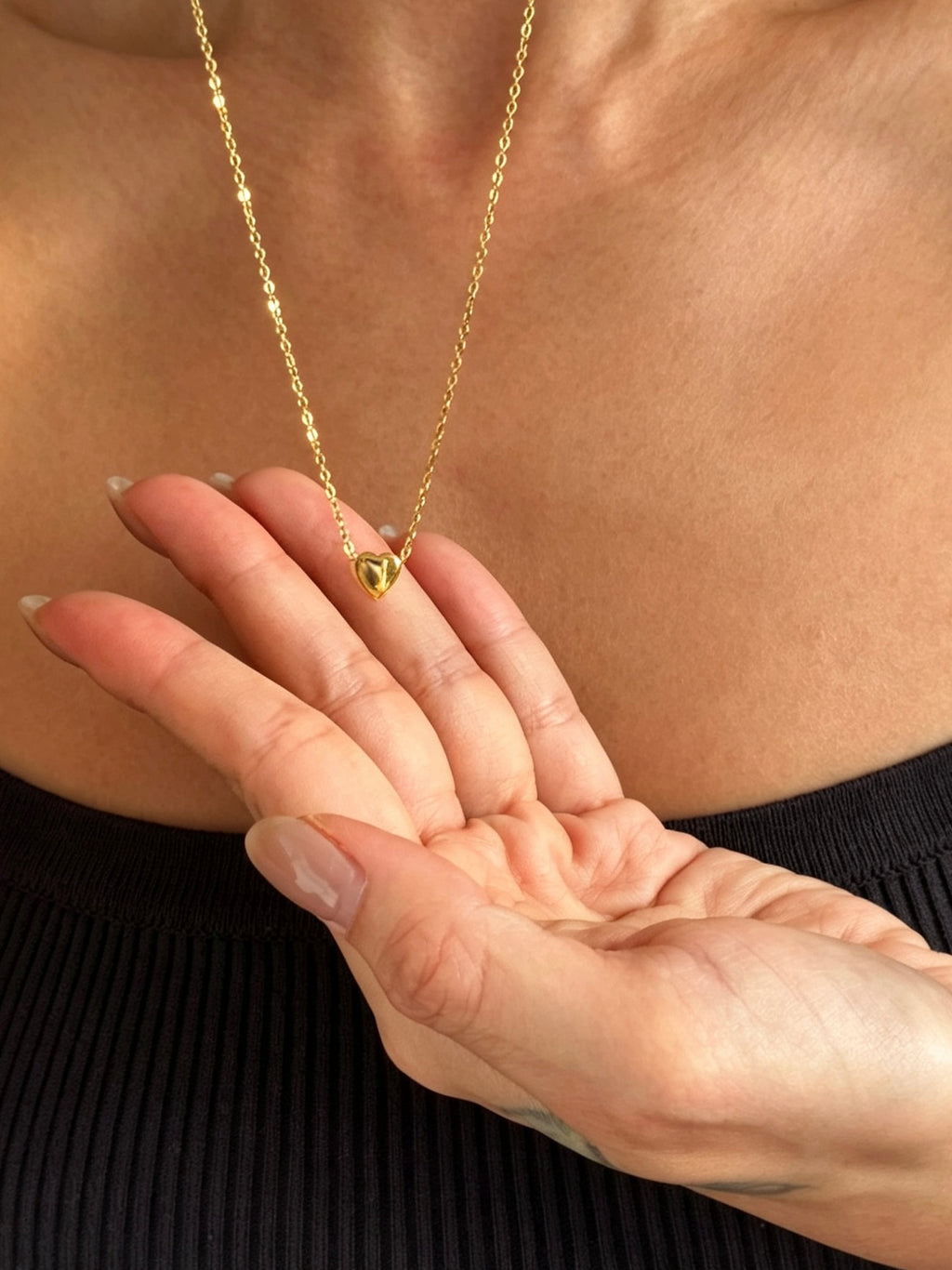 Collar con colgante de corazón bañado en oro de 14K | Diseño minimalista