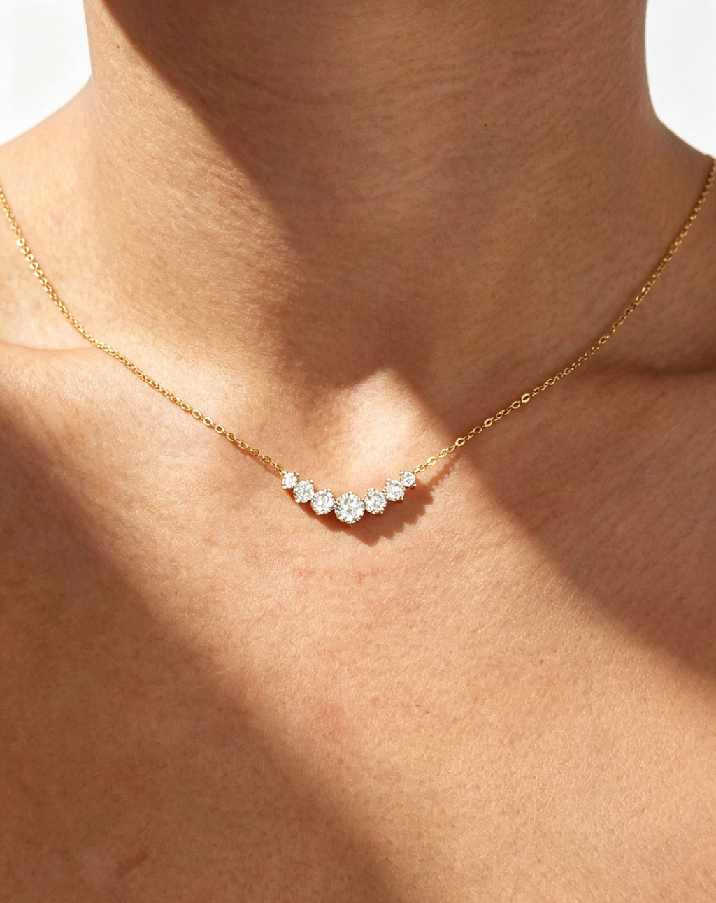 Collar curvo de circonita bañado en oro de 14 quilates | Plata de ley S925