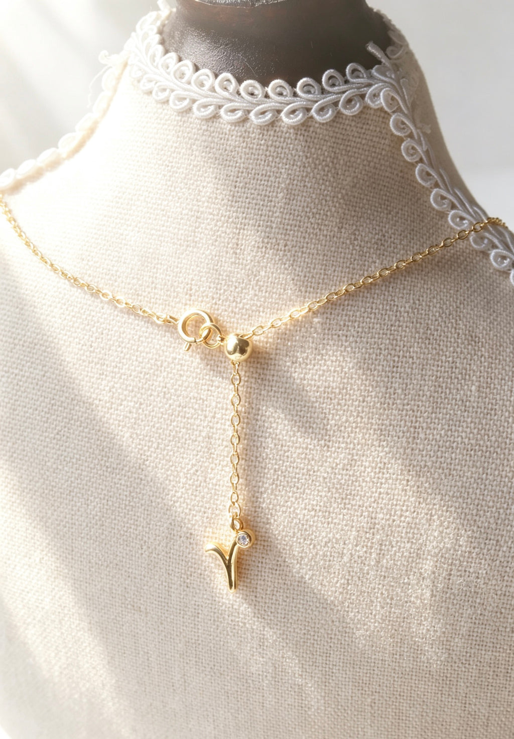 Collar con inicial 'W' de circonita bañado en oro de 14K | Hecho a mano
