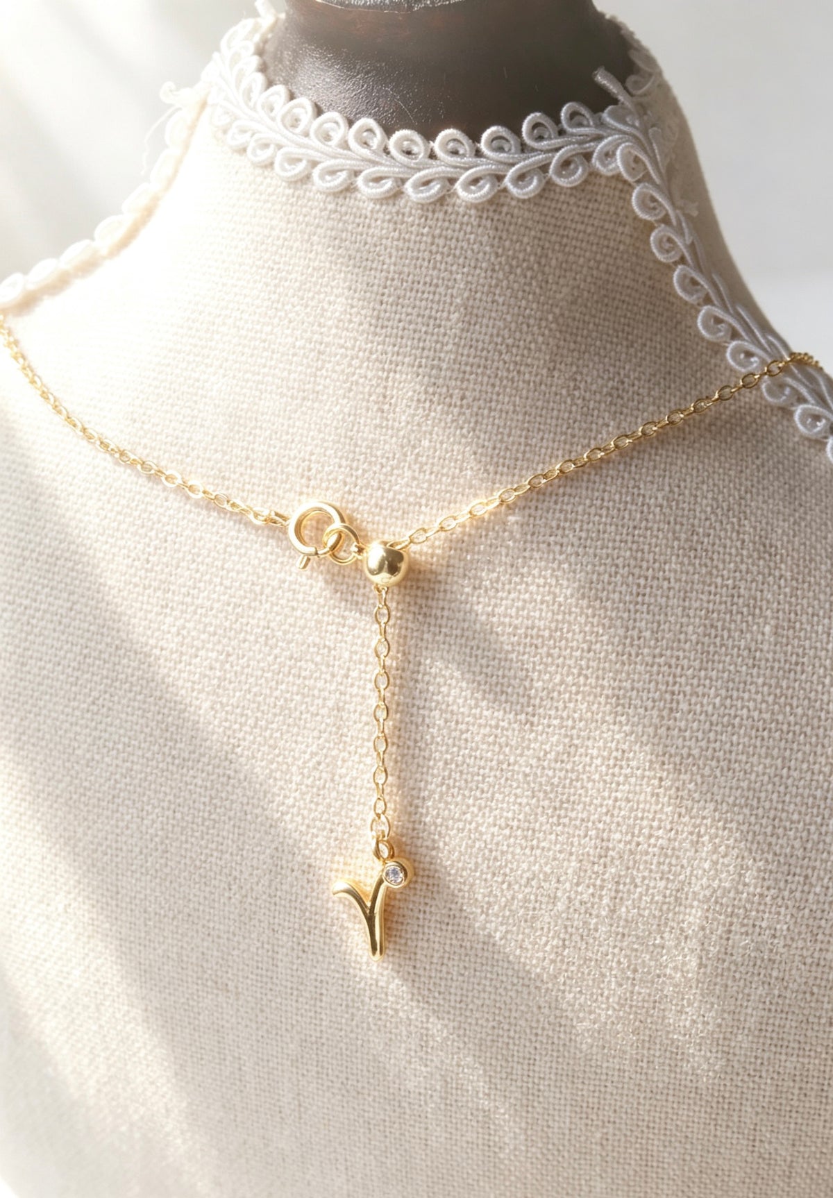 Collar con inicial 'W' de circonita bañado en oro de 14K | Hecho a mano