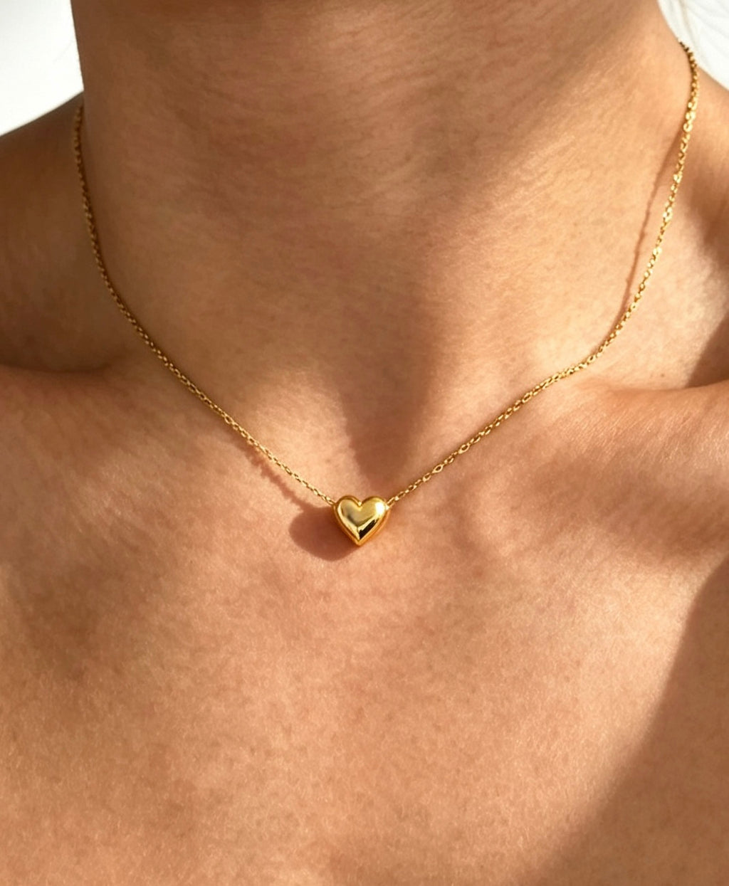 Collar con colgante de corazón bañado en oro de 14K | Diseño minimalista
