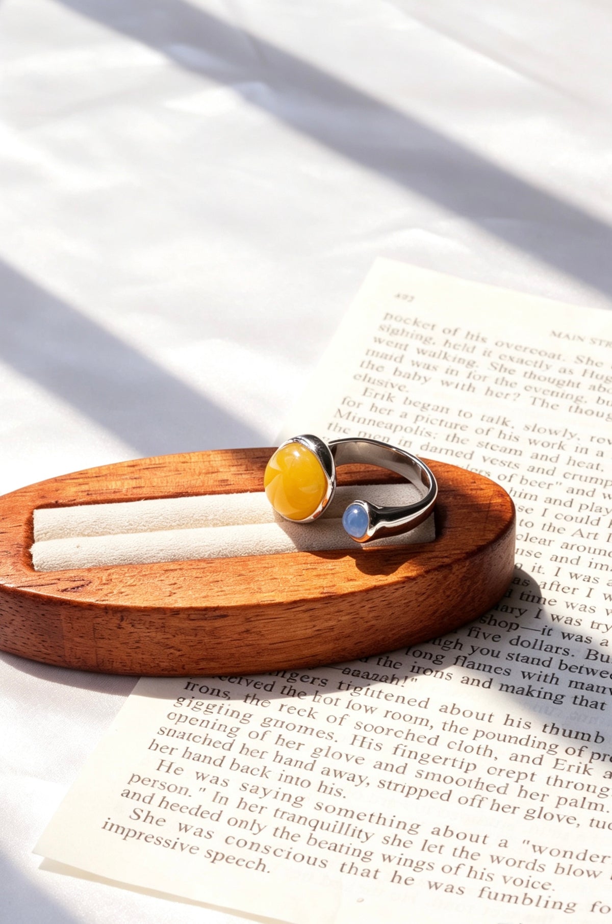 Anillo abierto de citrino y topacio azul bañado en plata | Diseño escultórico