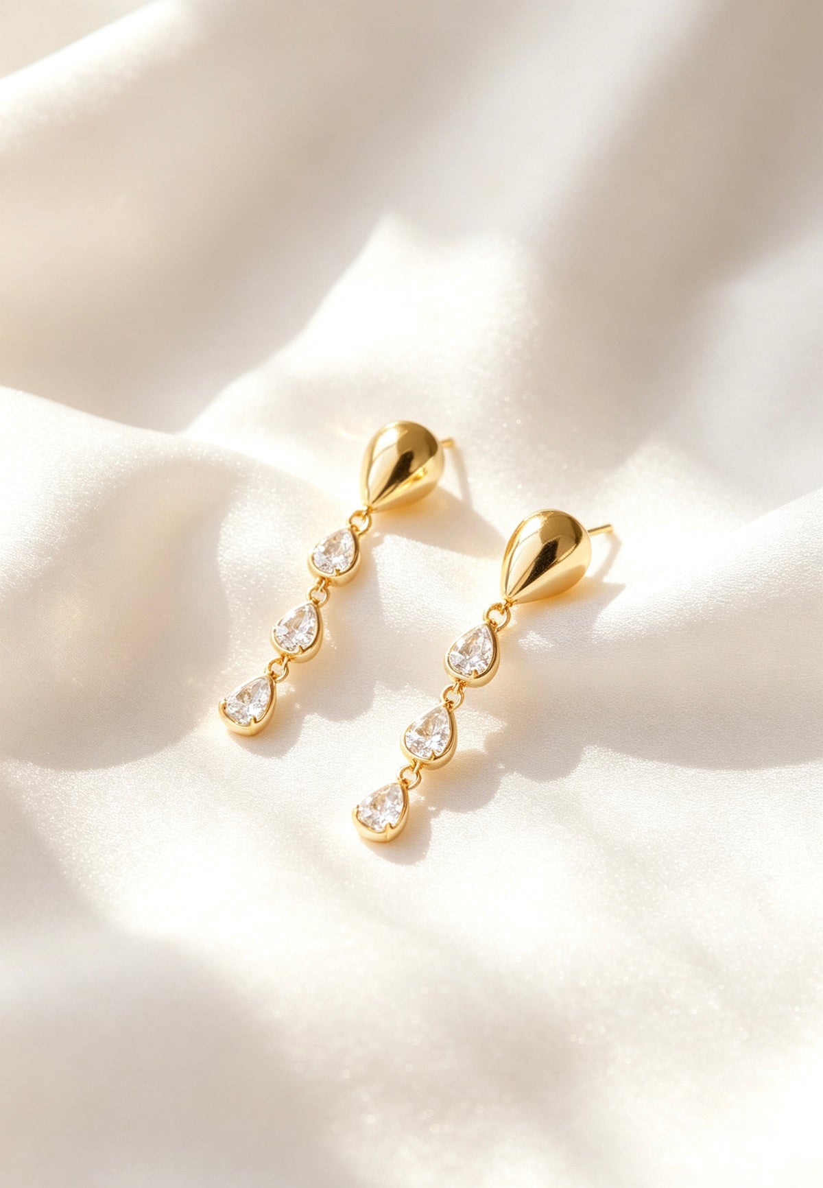 Aretes colgantes de lágrima con circonita bañados en oro de 18K | Plata de ley S925