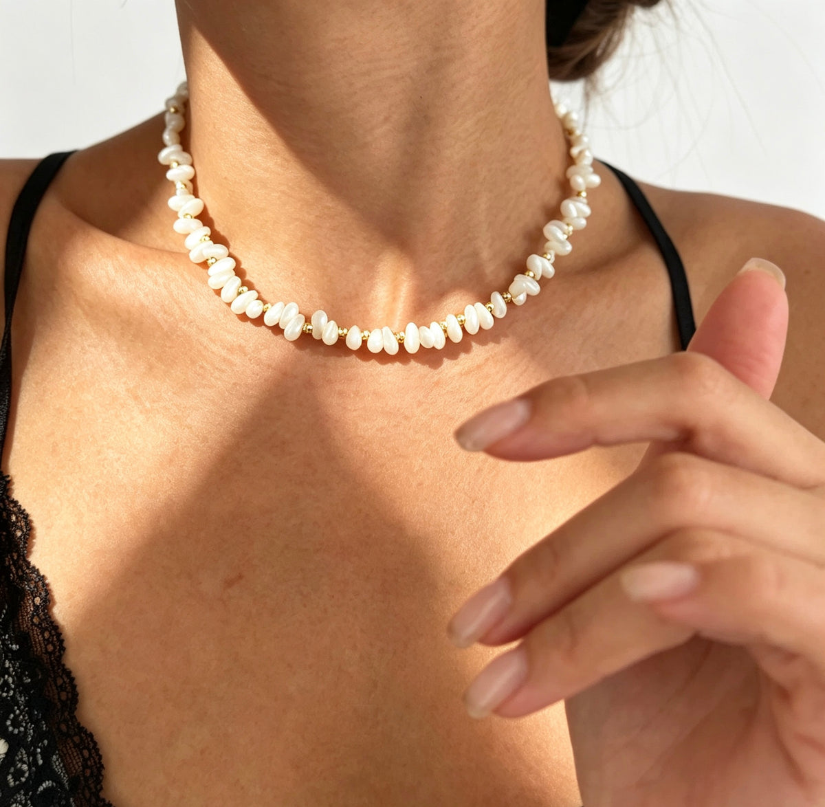 Collar de cuentas de concha blanca bañado en oro de 14K | Hecho a mano
