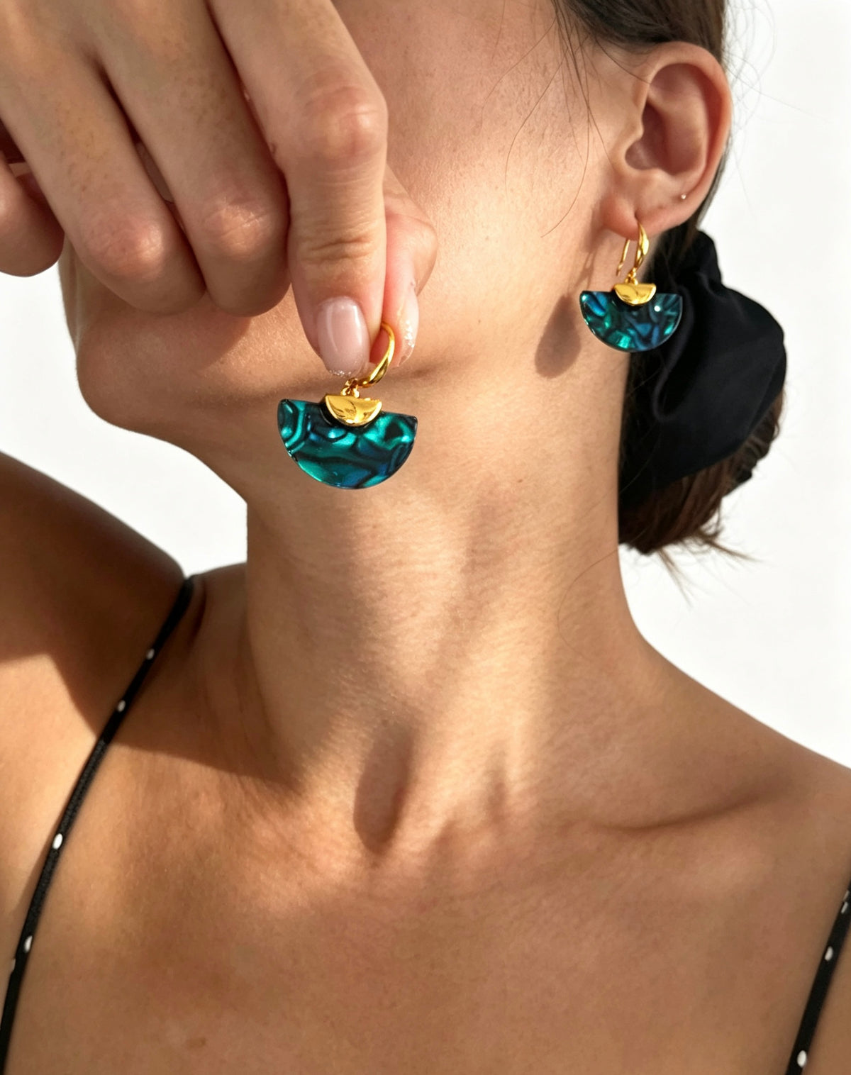 Pendientes de resina color verde pavo real bañados en oro de 18K | Diseño en forma de abanico