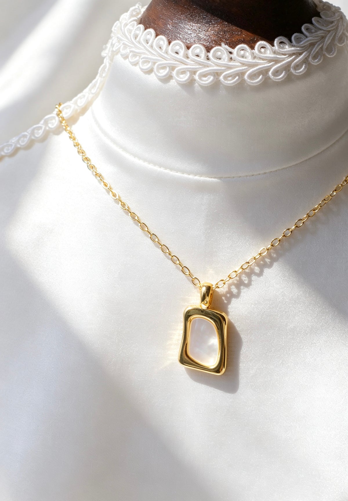 Collar con colgante cuadrado de nácar chapado en oro de 14 quilates | Hecho a mano
