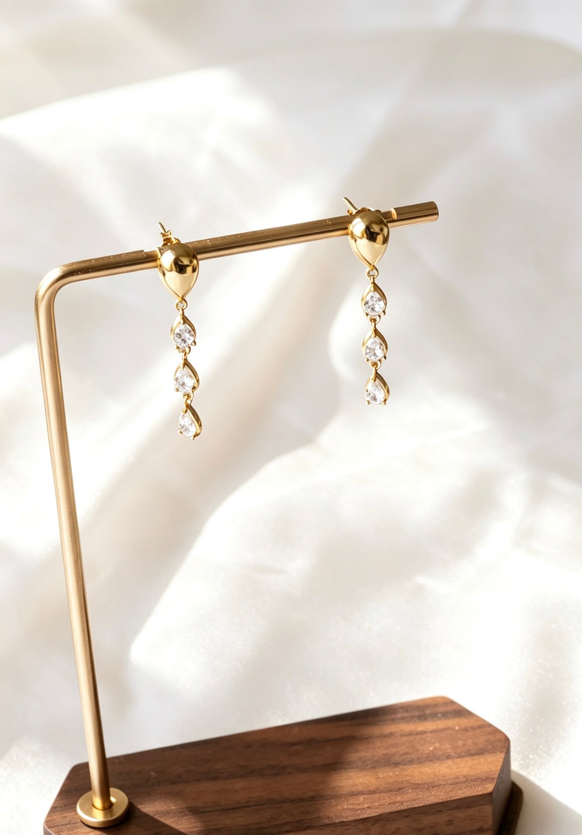 Aretes colgantes de lágrima con circonita bañados en oro de 18K | Plata de ley S925