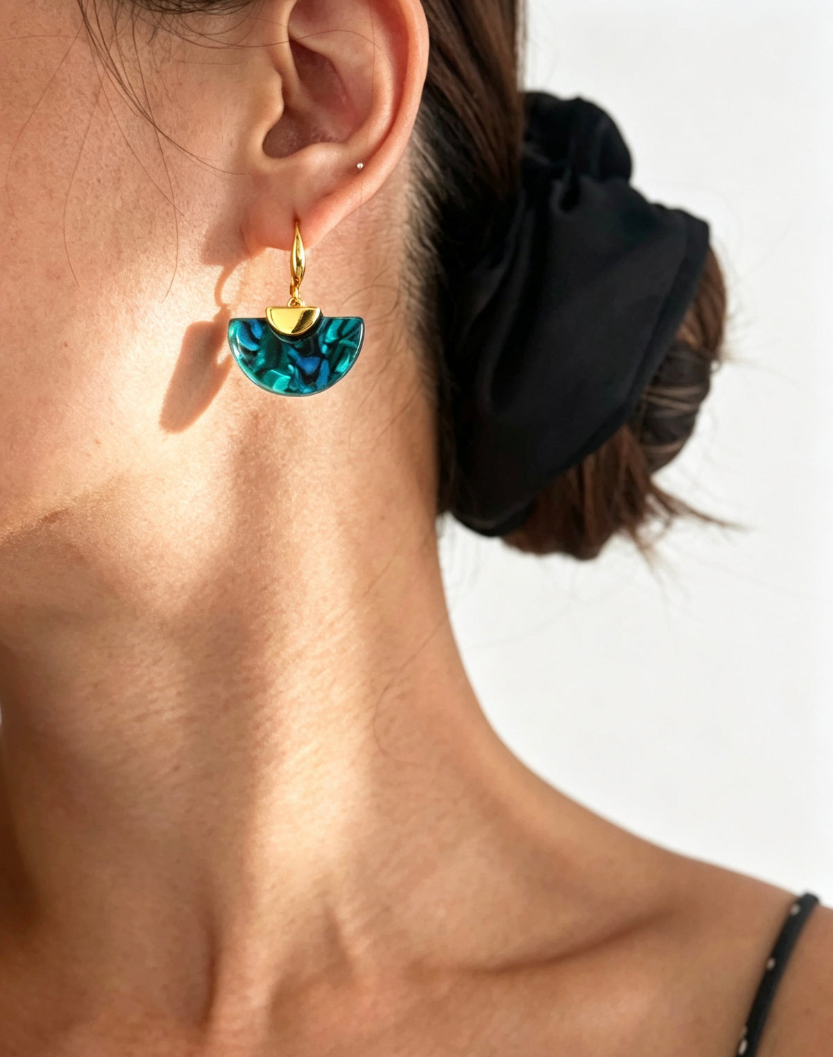 Pendientes de resina color verde pavo real bañados en oro de 18K | Diseño en forma de abanico