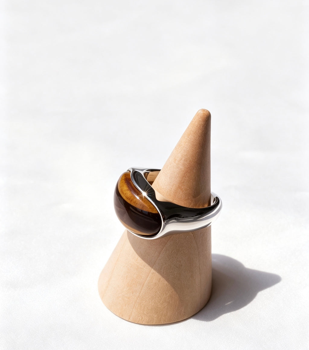 Anillo abierto de ojo de tigre bañado en plata | Diseño escultural