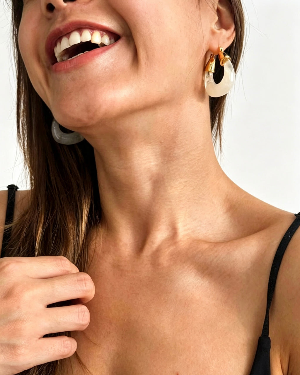 Pendientes de aro ovalados de resina blanca chapados en oro de 14 quilates | Diseño escultural