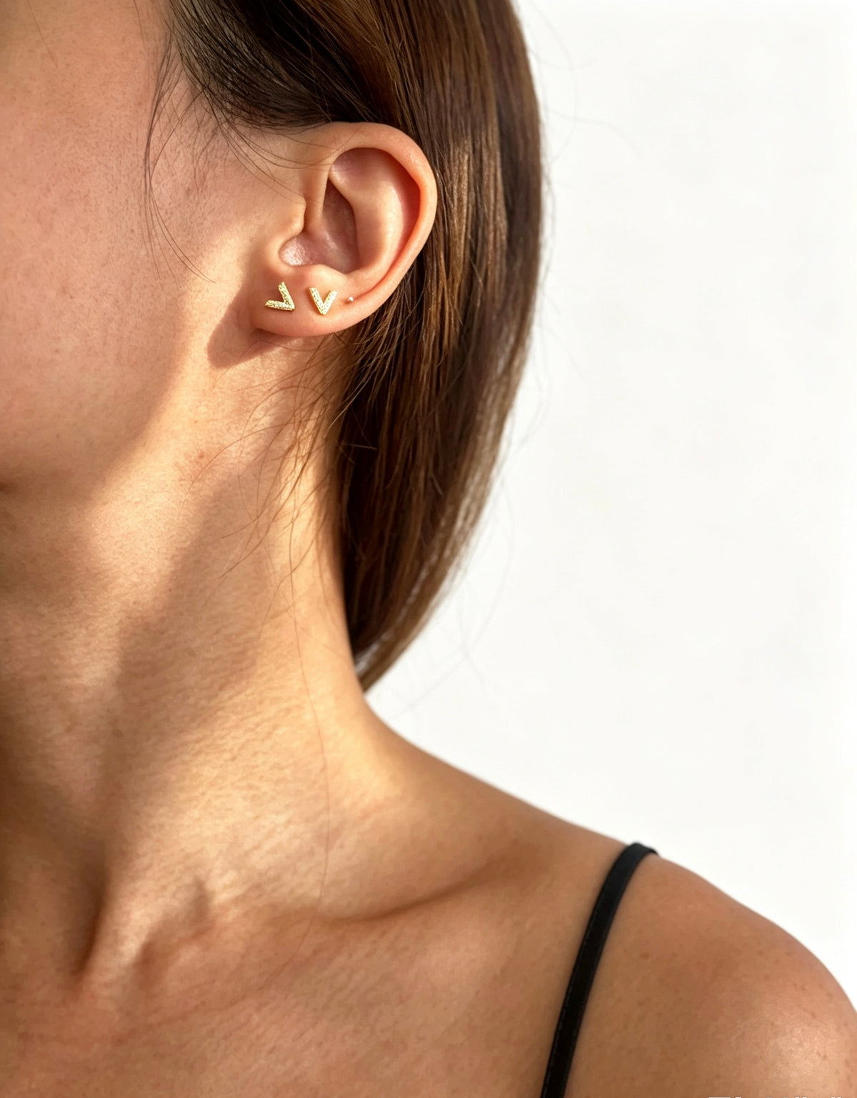 Pendientes de botón en forma de V con baño de oro de 14K y circonitas | Diseño minimalista