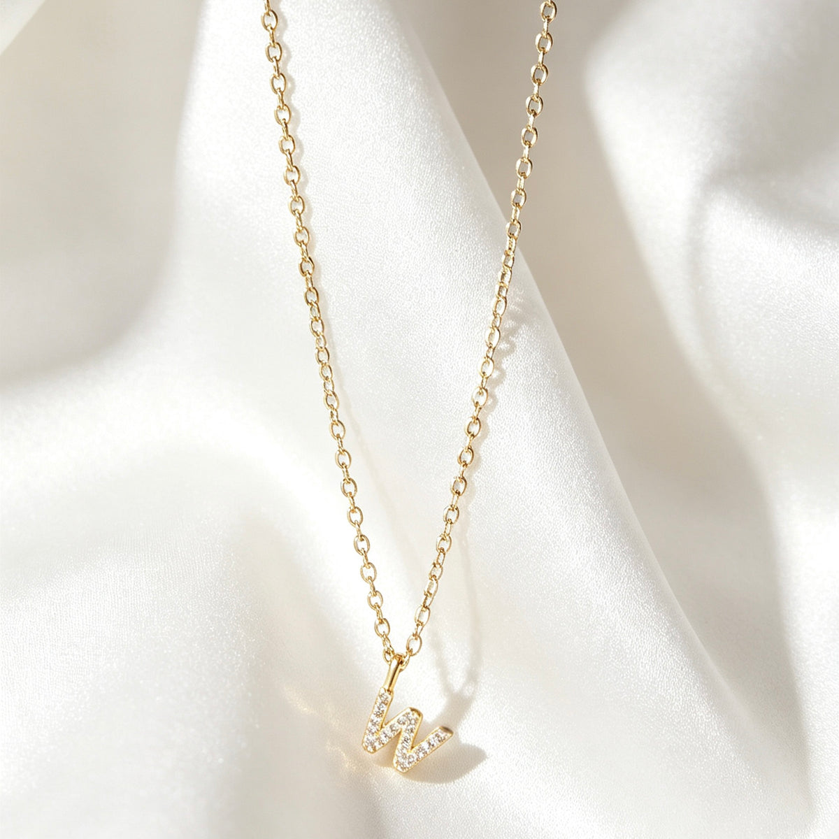 Collar con inicial 'W' de circonita bañado en oro de 14K | Hecho a mano