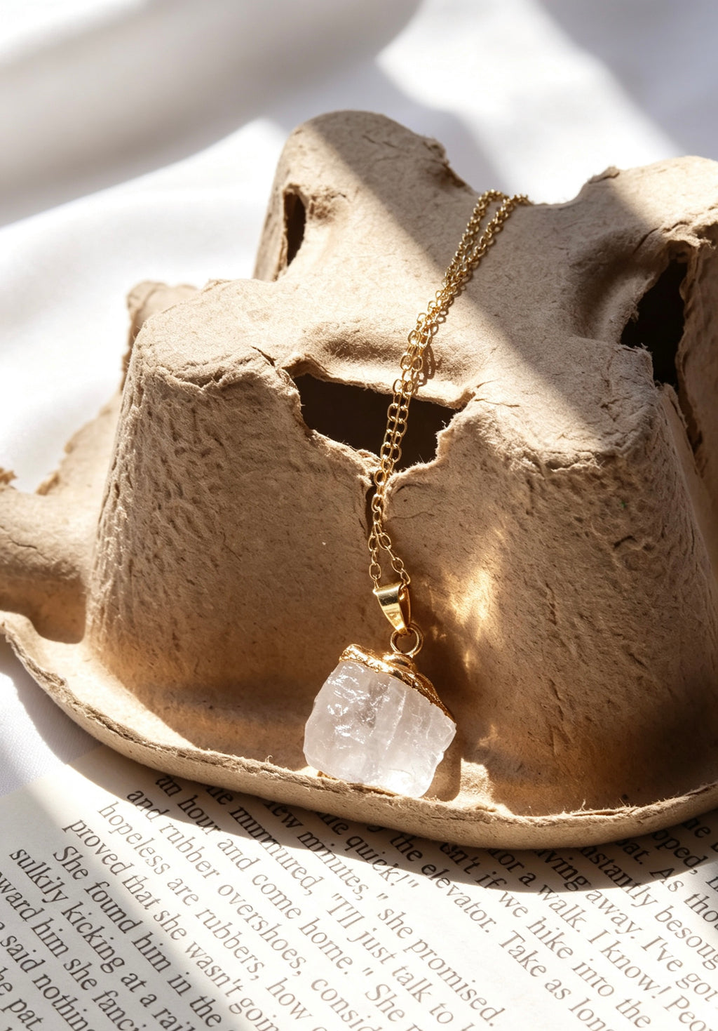 Collar con colgante de cuarzo transparente en bruto y letra en oro de 14K | Hecho a mano