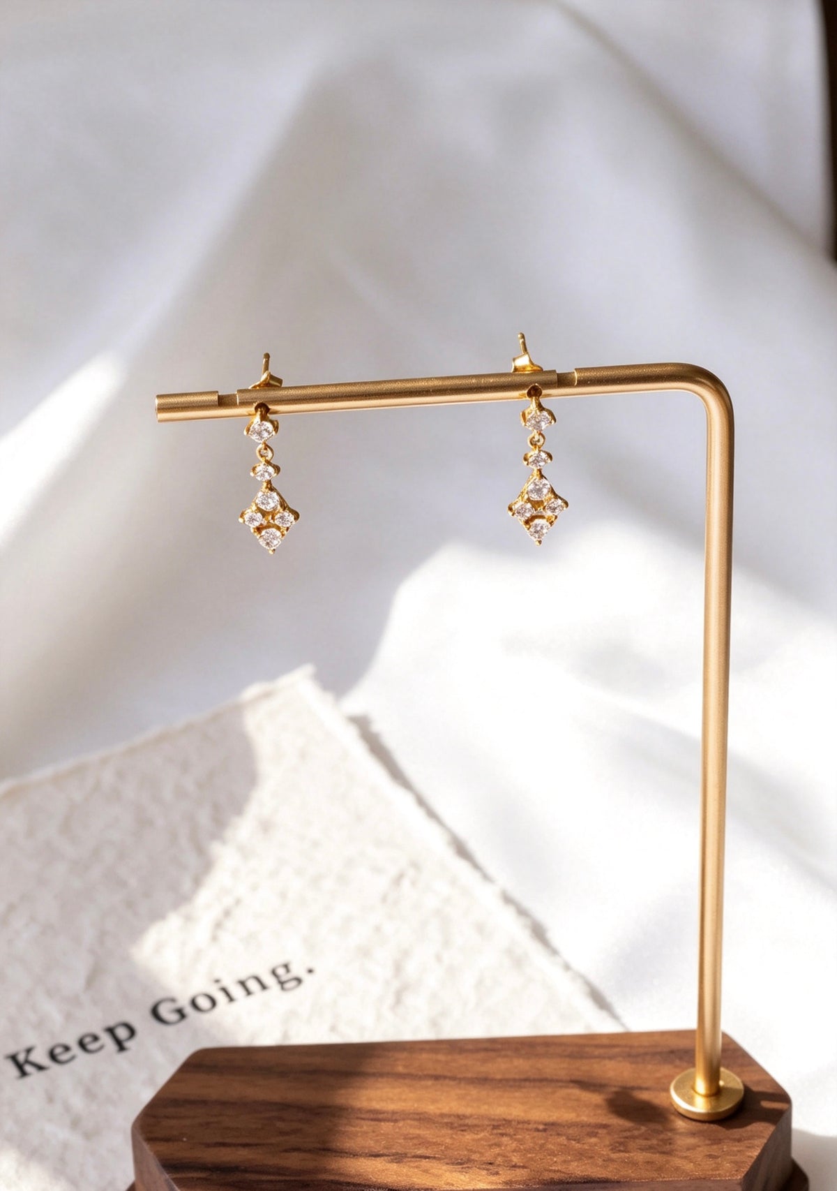 Pendientes colgantes de encaje con circonitas y baño de oro de 18K | Plata de ley S925