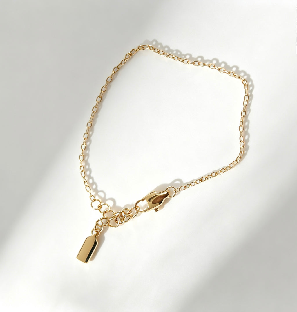 Pulsera de cadena delicada bañada en oro de 14K | Diseño minimalista