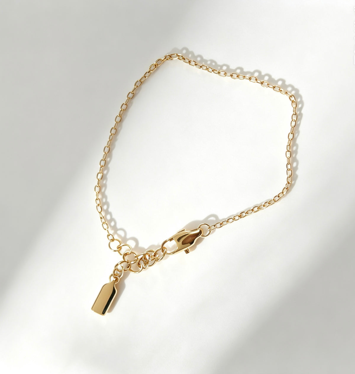Pulsera de cadena delicada bañada en oro de 14K | Diseño minimalista