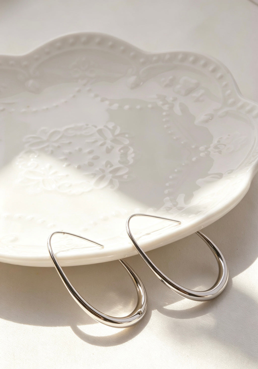 Pendientes de aro en forma de C chapados en plata | Diseño minimalista