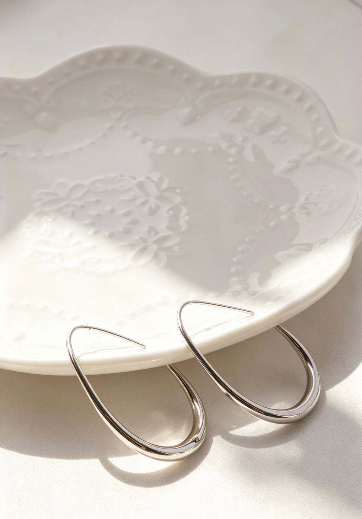 Pendientes de aro en forma de C chapados en plata | Diseño minimalista