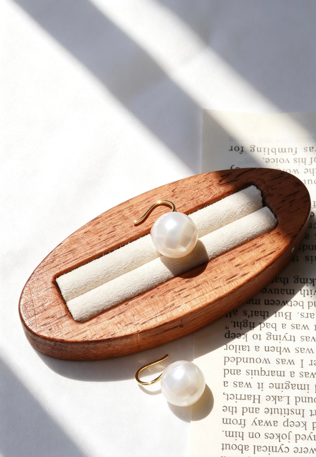 Pendientes de gota con perla de concha natural bañados en oro de 14K | Diseño minimalista