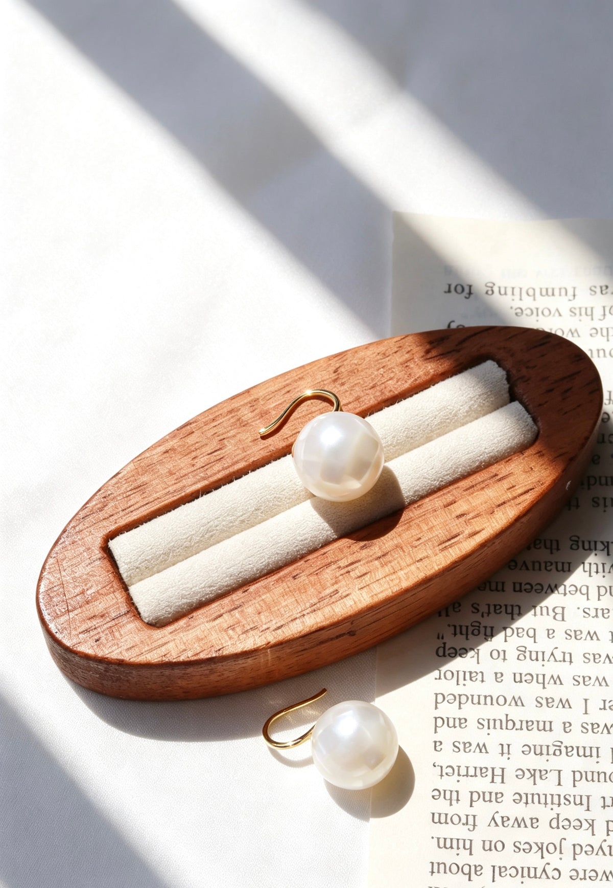 Pendientes de gota con perla de concha natural bañados en oro de 14K | Diseño minimalista