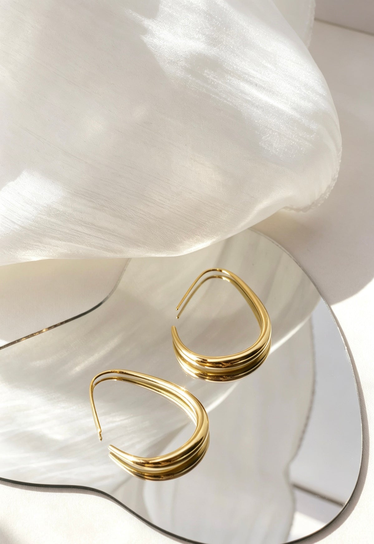 Pendientes de aro en forma de C chapados en oro de 14 quilates | Diseño minimalista