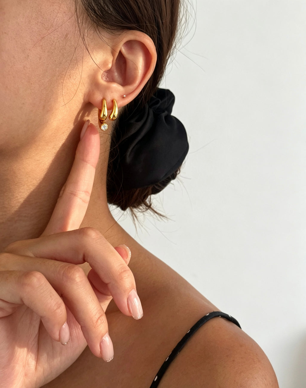 Pendientes de doble capa con baño de oro de 18K y circonitas | Diseño escultural