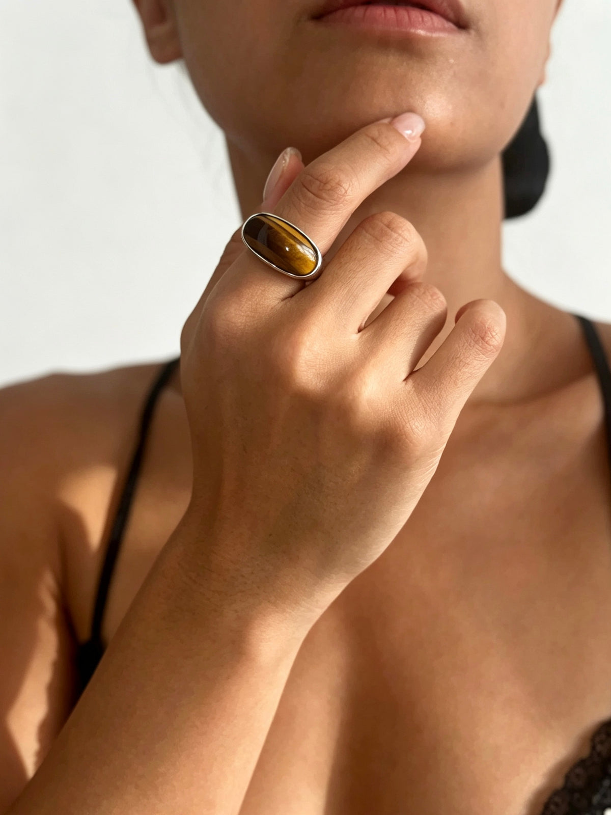 Anillo abierto de ojo de tigre bañado en plata | Diseño escultural