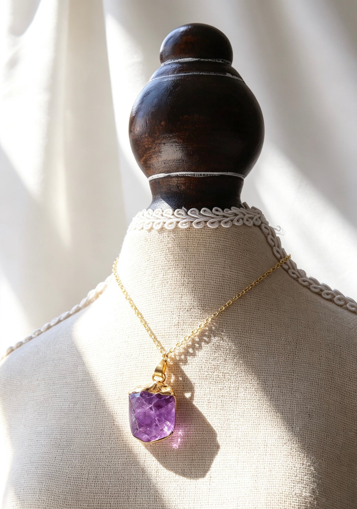 Collar con dije de amatista en bruto bañado en oro de 14K | Hecho a mano