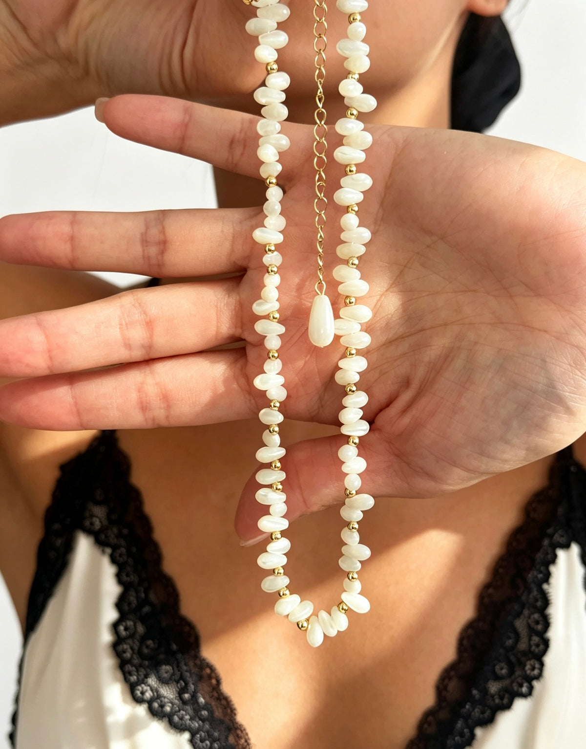 Collar de cuentas de concha blanca bañado en oro de 14K | Hecho a mano