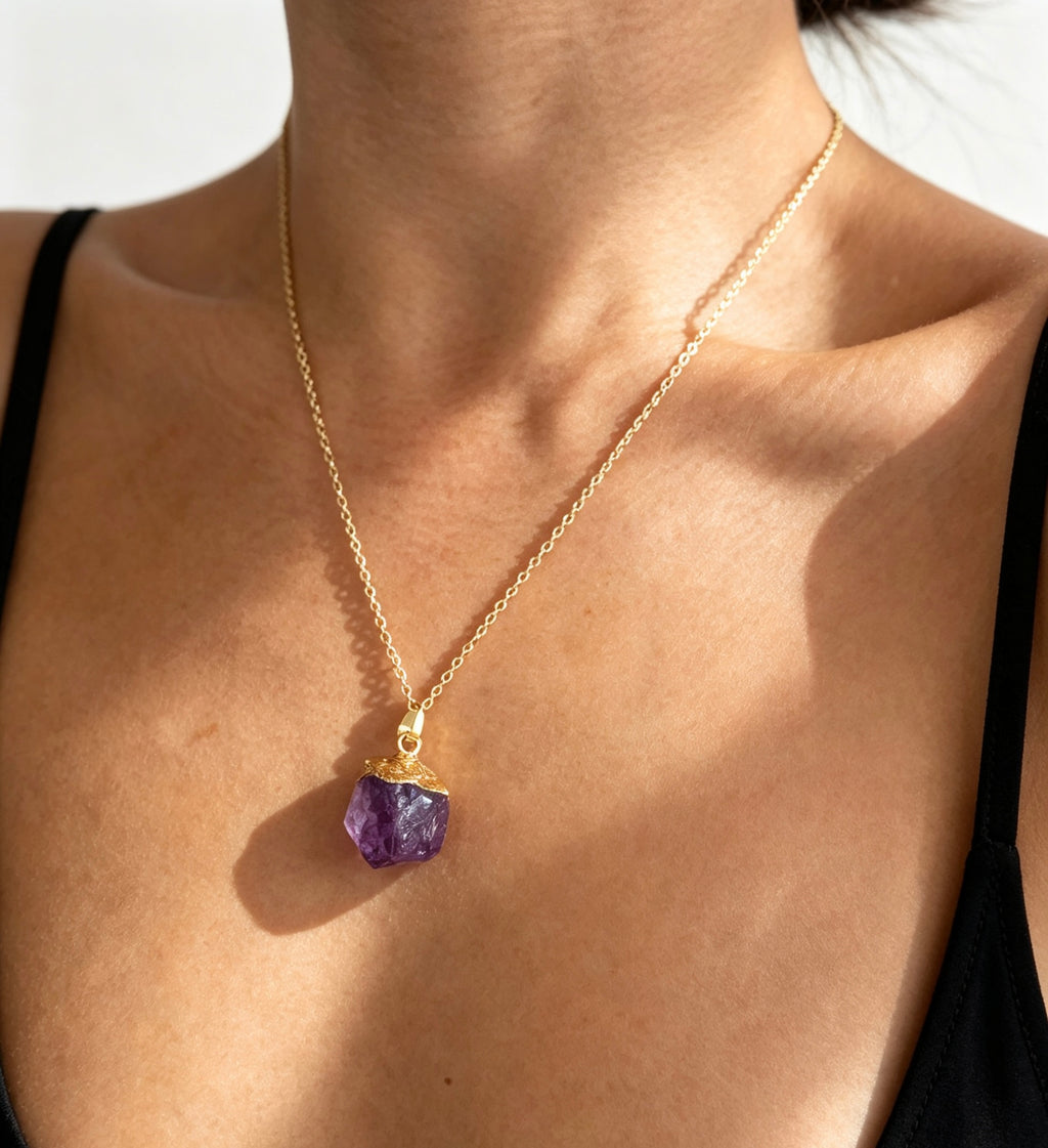 Collar con dije de amatista en bruto bañado en oro de 14K | Hecho a mano