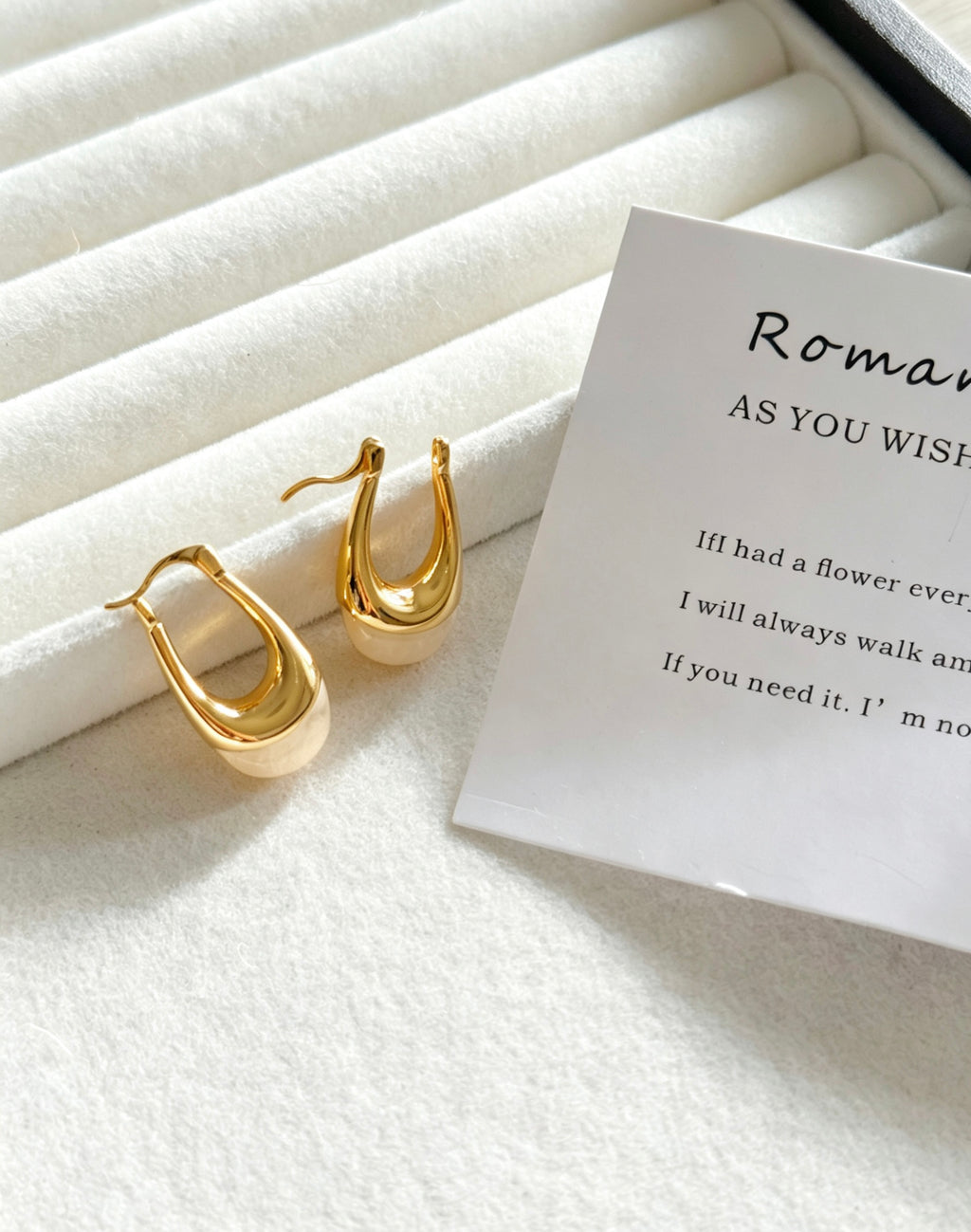 Pendientes de aro en forma de U bañados en oro de 14K | Diseño escultural