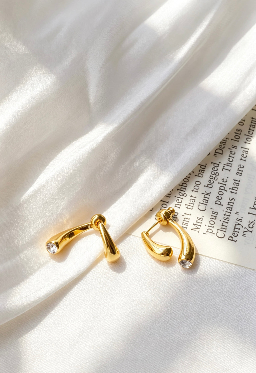 Pendientes de doble capa con baño de oro de 18K y circonitas | Diseño escultural