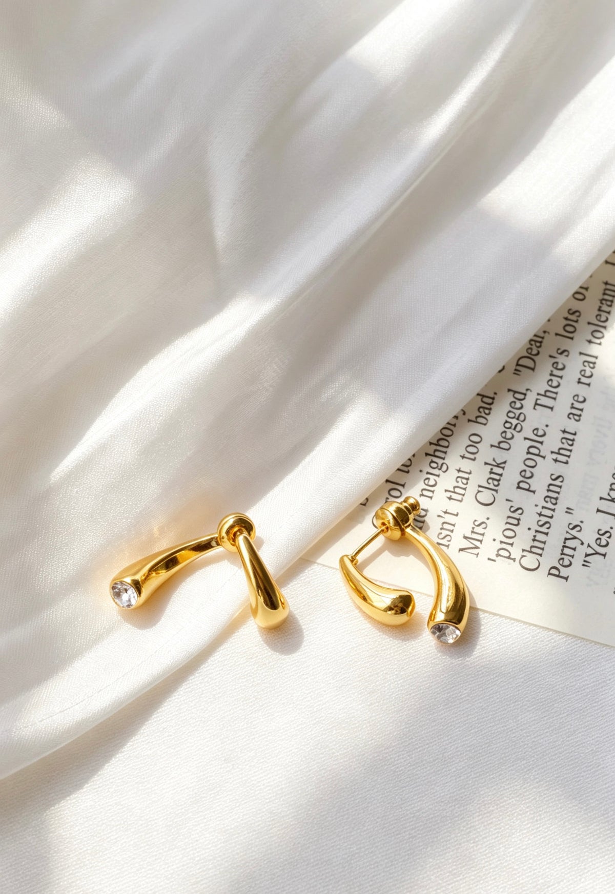 Pendientes de doble capa con baño de oro de 18K y circonitas | Diseño escultural