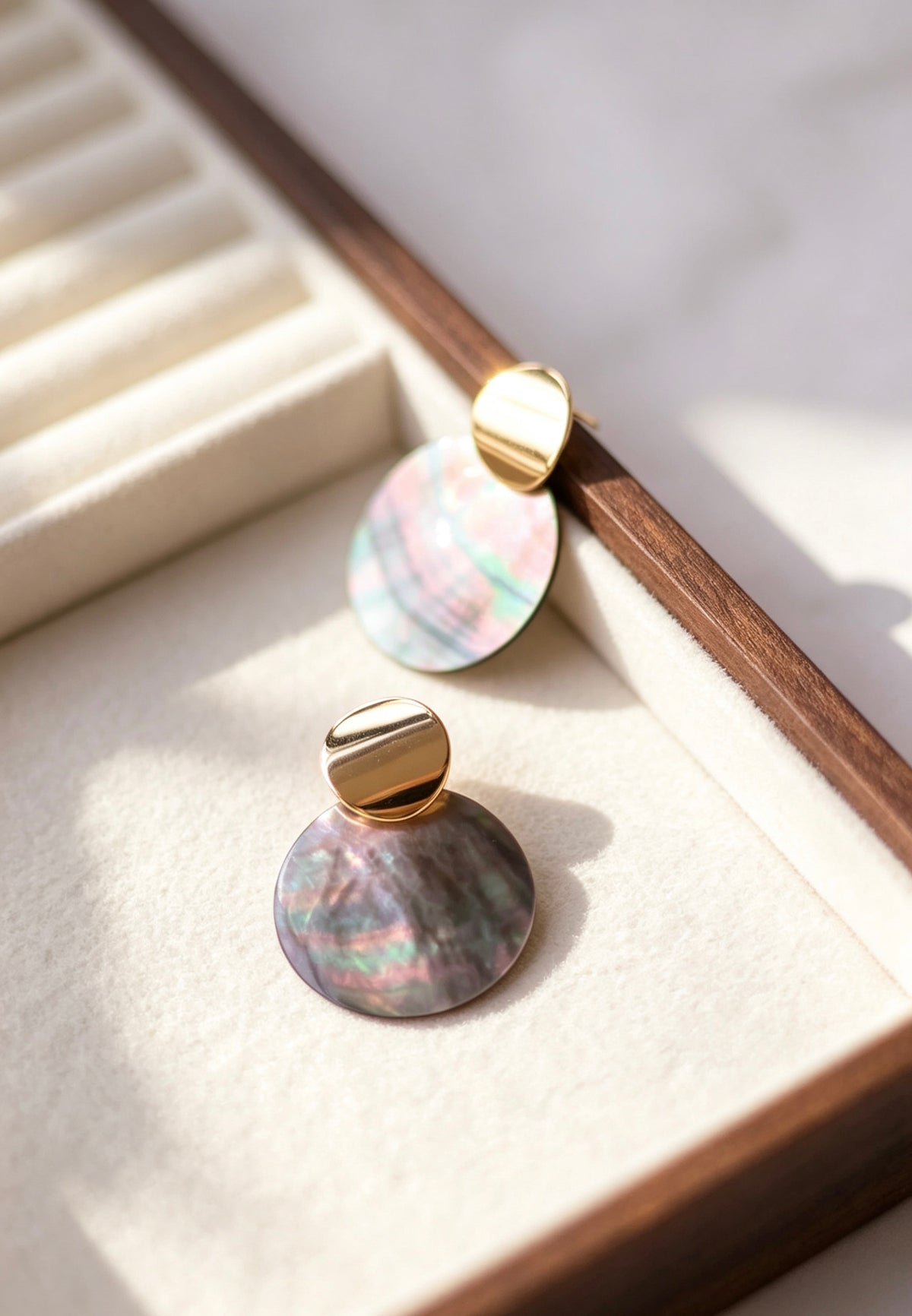 Pendientes de concha de abulón chapados en oro de 14 quilates | Diseño escultural