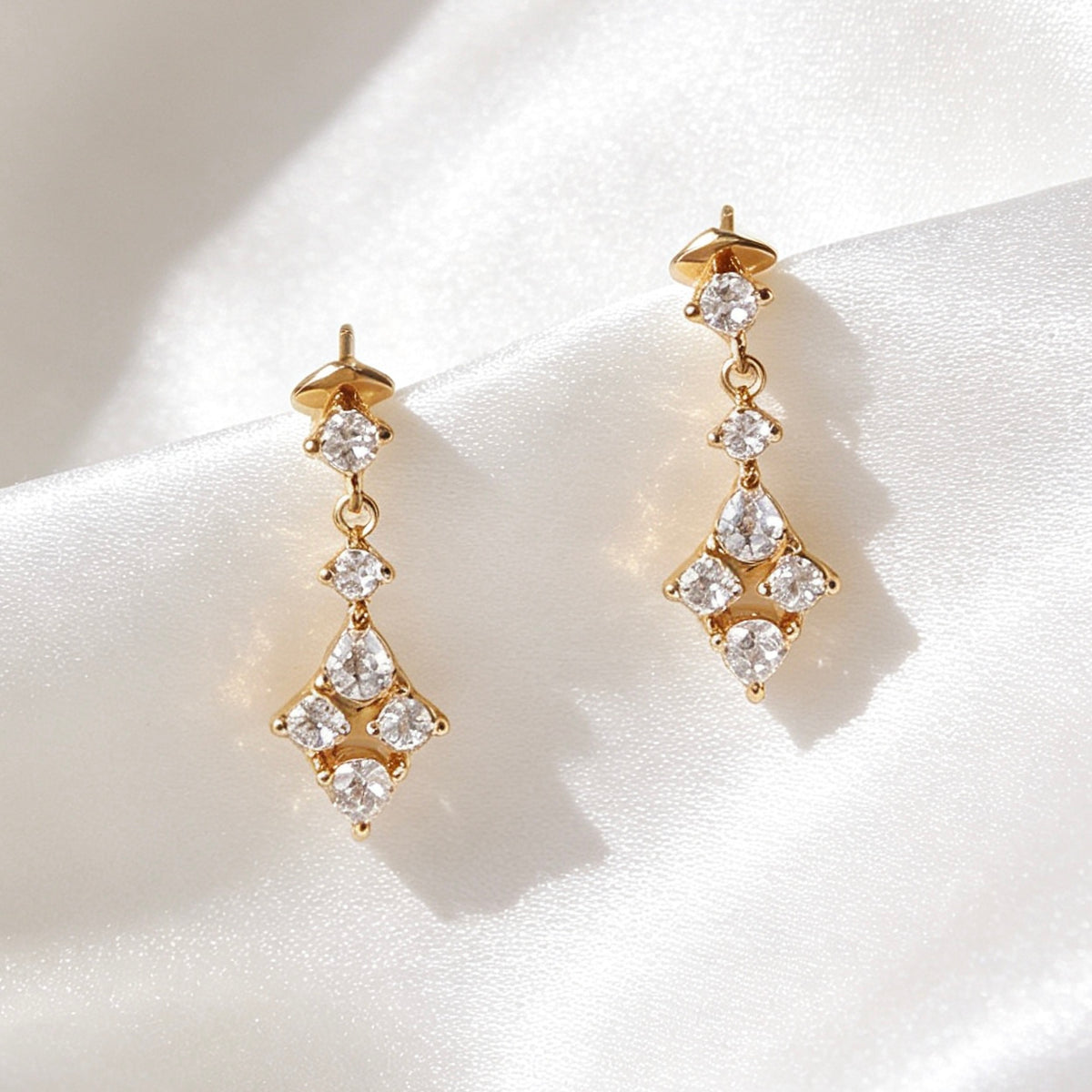 Pendientes colgantes de encaje con circonitas y baño de oro de 18K | Plata de ley S925