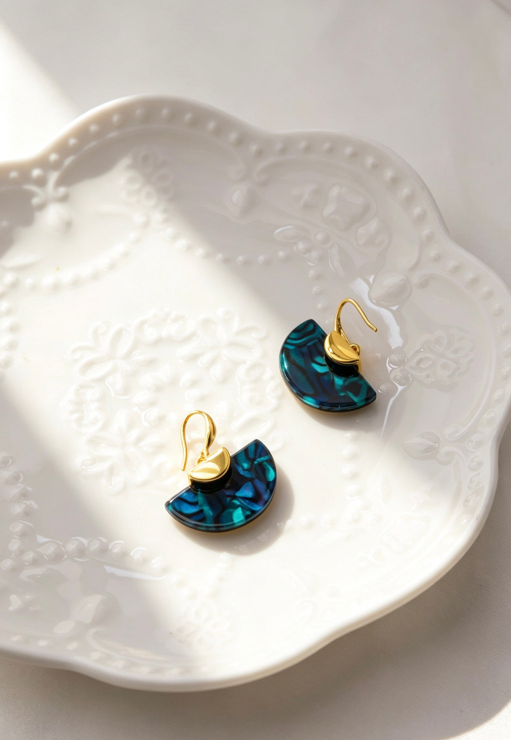 Pendientes de resina color verde pavo real bañados en oro de 18K | Diseño en forma de abanico