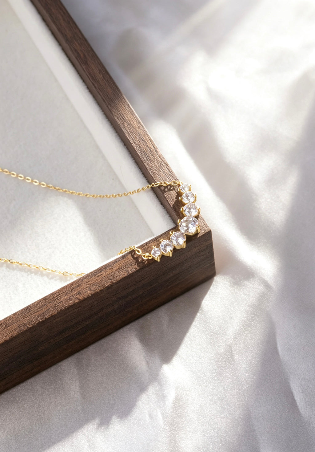 Collar curvo de circonita bañado en oro de 14 quilates | Plata de ley S925