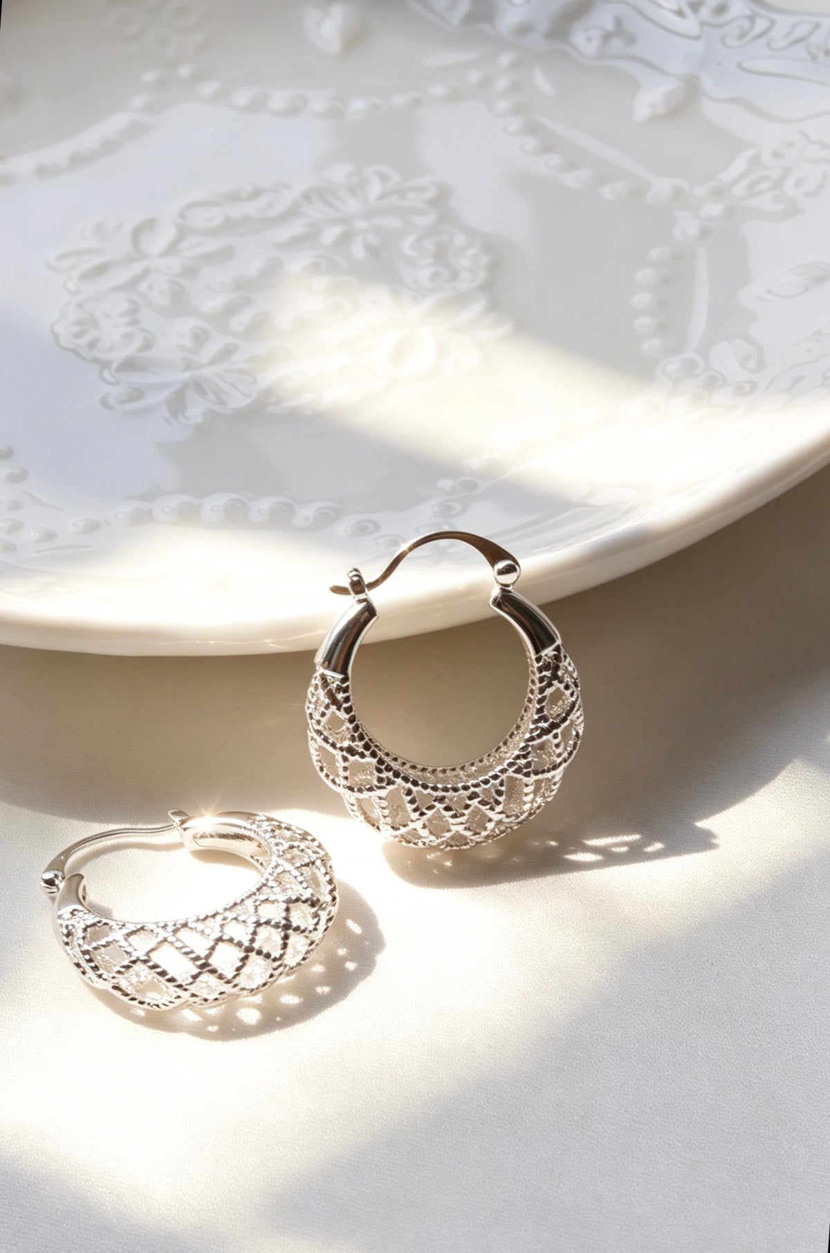 Pendientes de aro con diseño de celosía bañados en plata | Diseño de filigrana