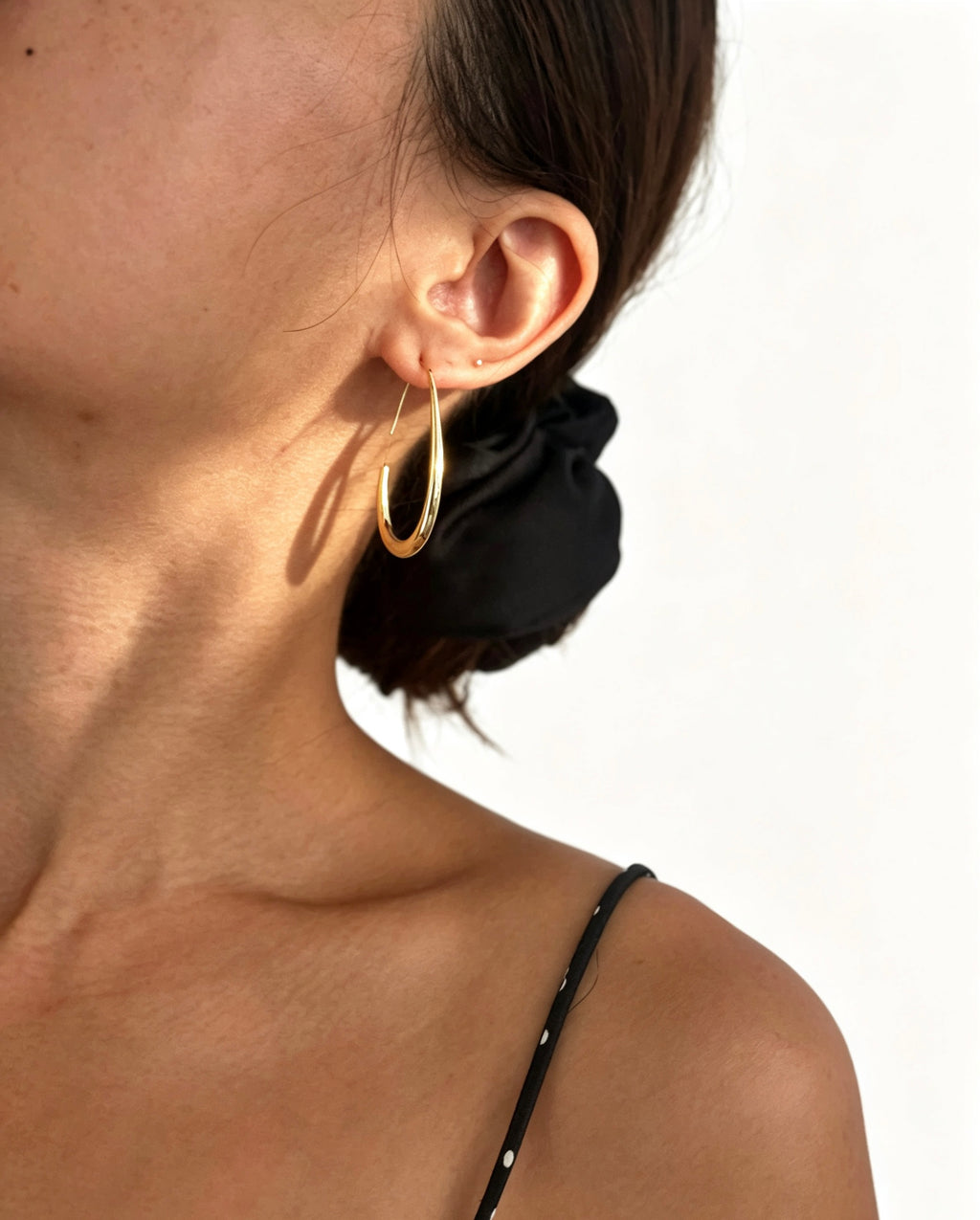 Pendientes de aro en forma de C chapados en oro de 14 quilates | Diseño minimalista
