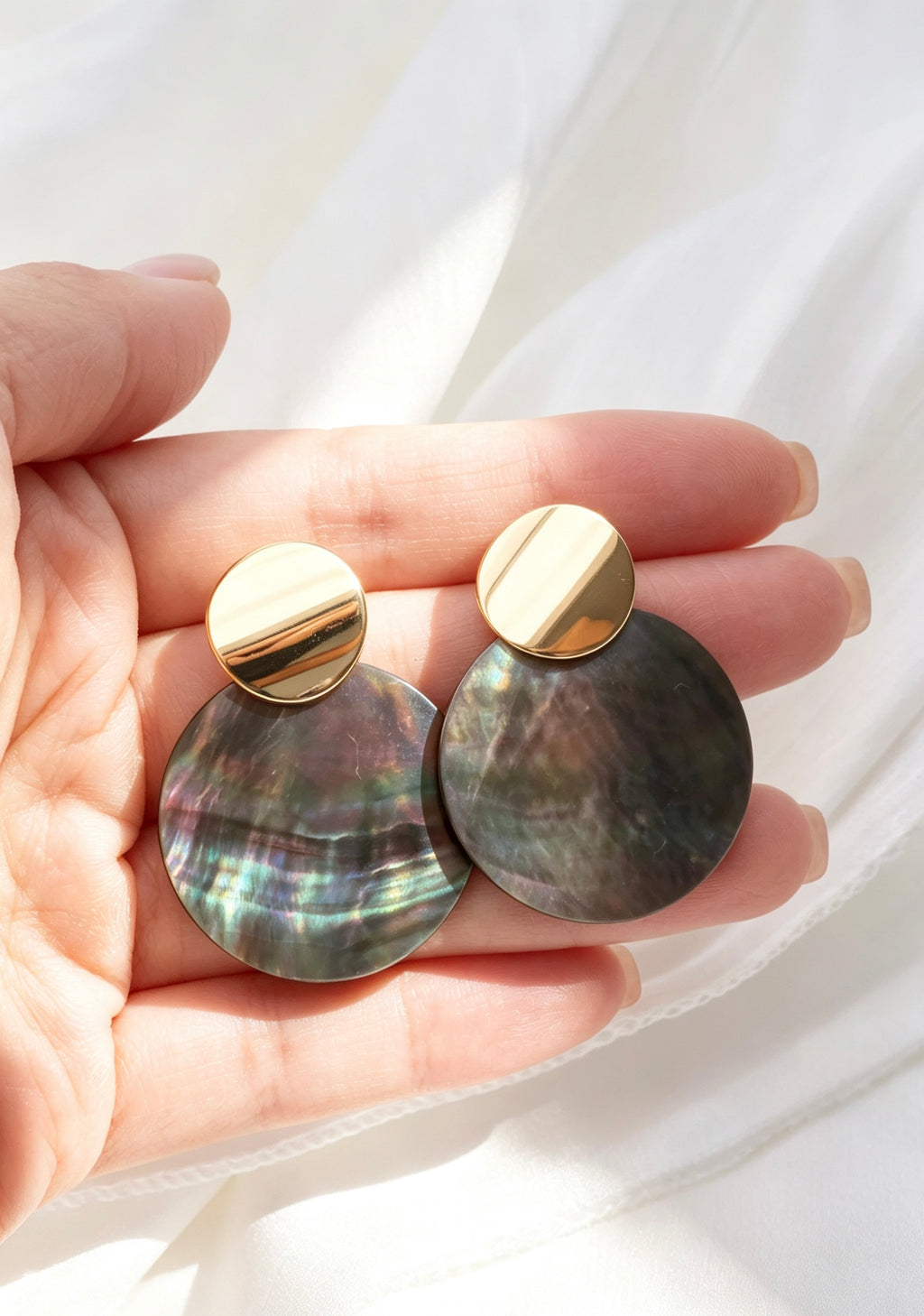 Pendientes de concha de abulón chapados en oro de 14 quilates | Diseño escultural