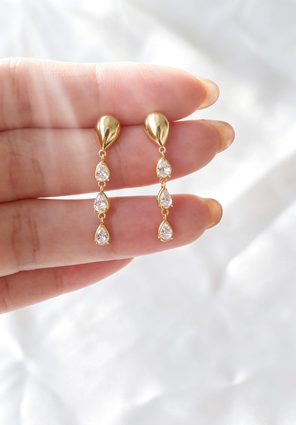 Aretes colgantes de lágrima con circonita bañados en oro de 18K | Plata de ley S925