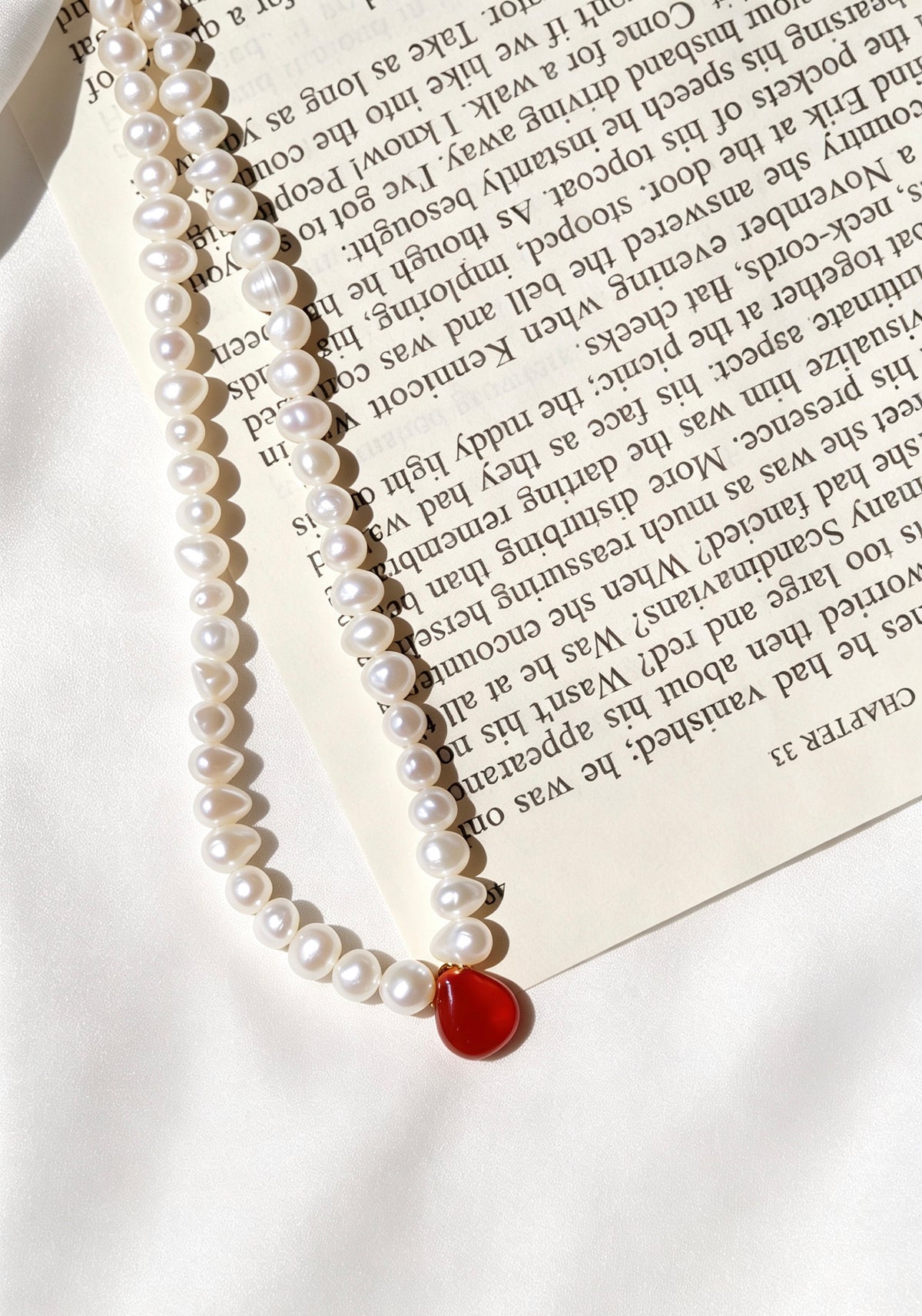 Collar con colgante de gota de ágata roja en oro de 14K con perlas de agua dulce de 5 mm | Hecho a mano