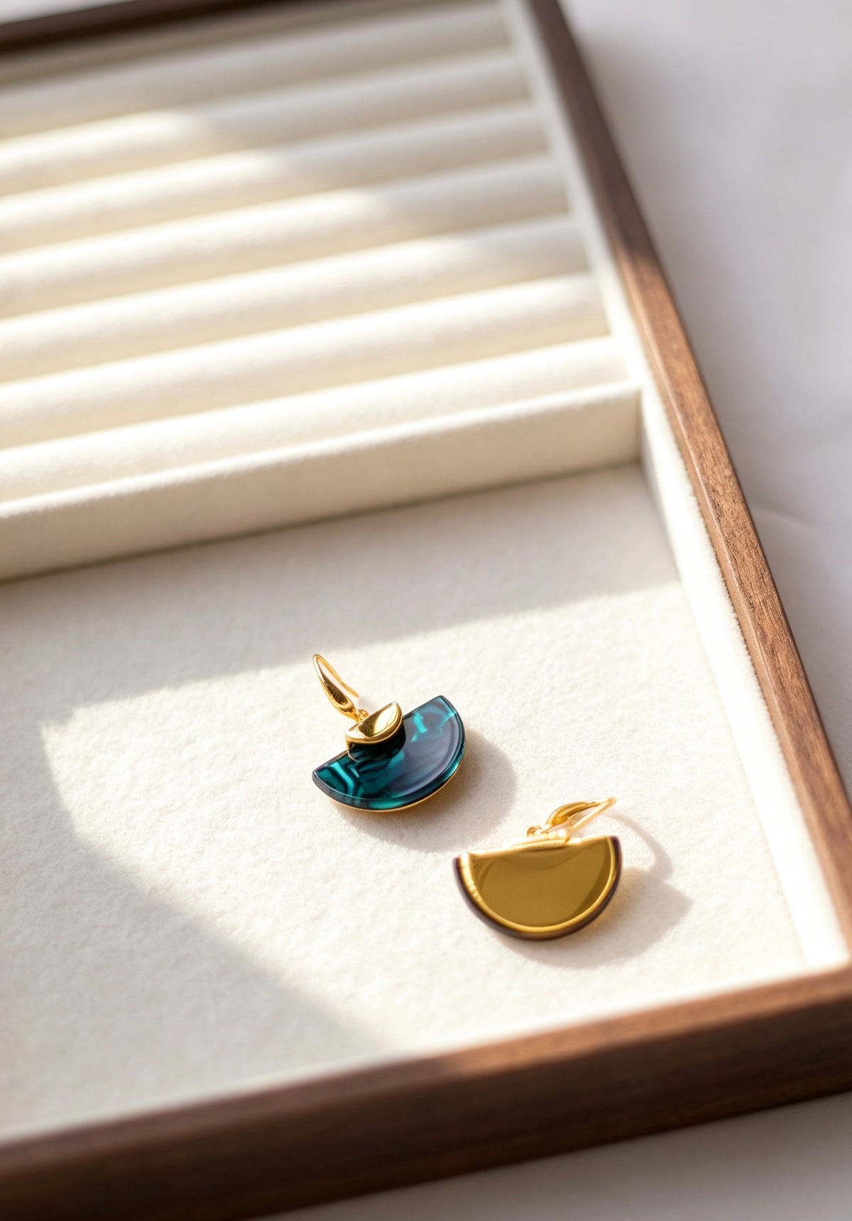 Pendientes de resina color verde pavo real bañados en oro de 18K | Diseño en forma de abanico