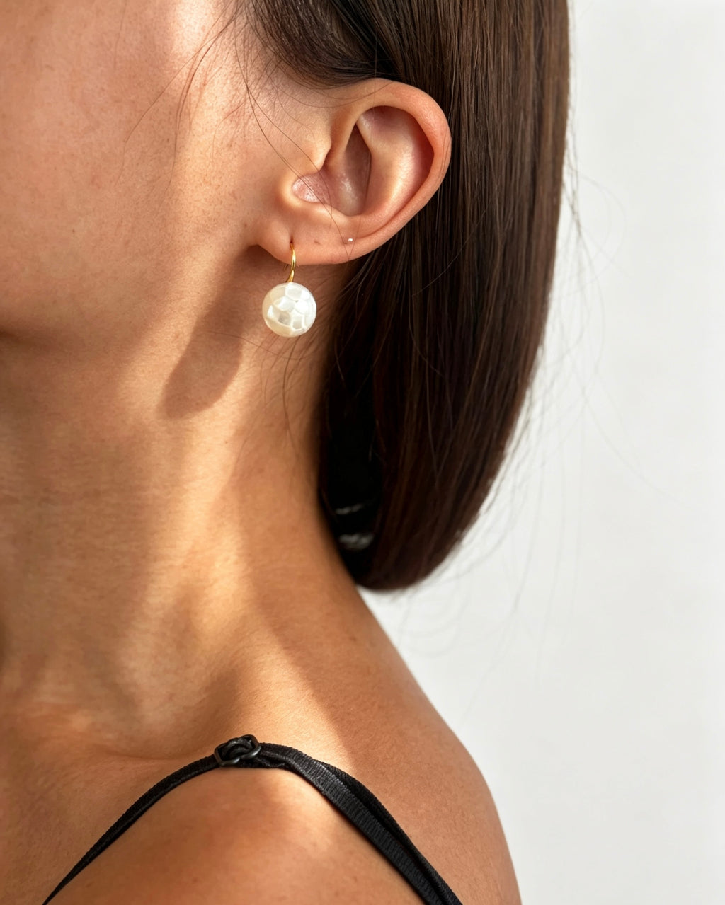 Pendientes de gota con perla de concha natural bañados en oro de 14K | Diseño minimalista