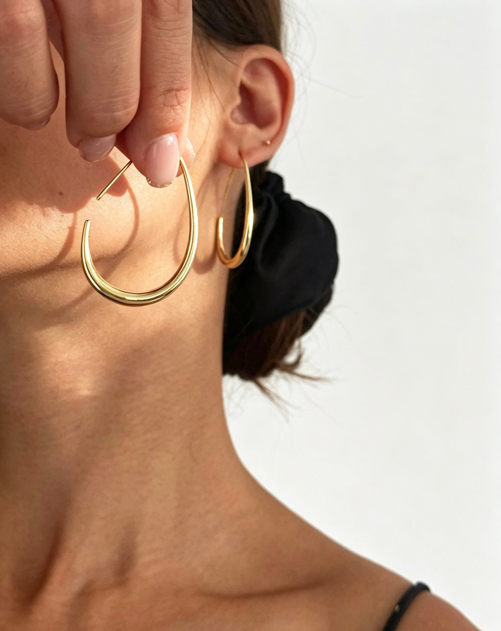 Pendientes de aro en forma de C chapados en oro de 14 quilates | Diseño minimalista