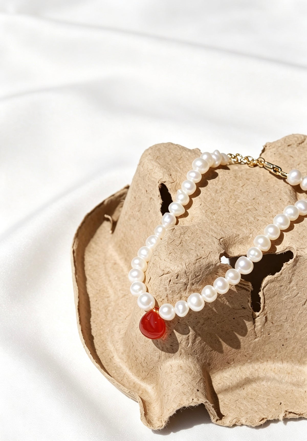 Collar con colgante de gota de ágata roja en oro de 14K con perlas de agua dulce de 5 mm | Hecho a mano